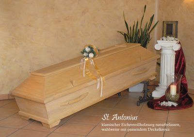 Ein mit einem Blumenstrau&szlig; geschm&uuml;ckter Holzsarg steht anmutig da, flankiert von Kerzen und &uuml;ppigen Pflanzen, und schafft auf dem gefliesten Boden eine heitere Bestattungsatmosph&auml;re.