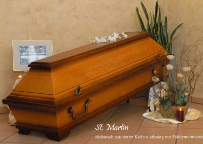 Ein Holzsarg mit einem gerahmten Foto und Blumen daneben, auf einem gefliesten Boden aufgestellt, schafft eine ergreifende Szene der Bestattung.