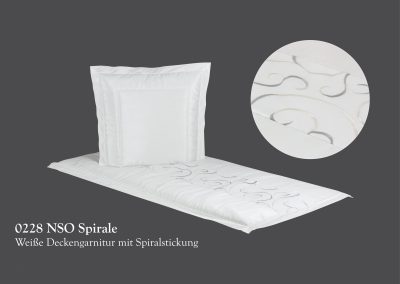 Wei&szlig;es Bettw&auml;scheset mit Spiralstickerei auf dunklem Hintergrund, das an elegante Bestattungsmotive erinnert, bestehend aus einem Kissen und einer Bettdecke.