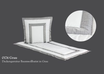 Das graue Bettw&auml;scheset mit elegantem Karomuster umfasst ein kuscheliges Kissen und eine passende Decke. Auf einem sanften grauen Hintergrund pr&auml;sentiert, bietet es eine wohlige Ruhe, vergleichbar mit der Tradition der Bestattung.