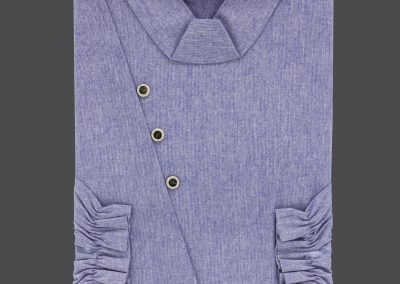 Blaues gefaltetes Hemd mit Knopfdetails und R&uuml;schen&auml;rmeln, ausgestattet mit einem Stehkragen, der selbst zu ernsten Anl&auml;ssen wie einer Bestattung eine subtile Eleganz bringt.