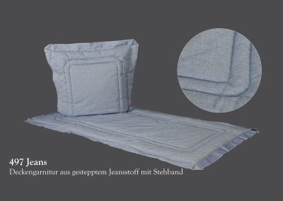 Das blaue Steppbettset mit einem weichen Kissen wird kunstvoll vor einem grauen Hintergrund pr&auml;sentiert. Bei n&auml;herer Betrachtung sind die filigranen Details mit deutschem Text erkennbar, die in ihrer ruhigen Pr&auml;sentation ein Gef&uuml;hl von Tradition vermitteln, das an Bestattungszeremonien erinnert.