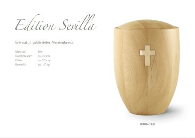 Holzurne mit Messingkreuz, Aufschrift &bdquo;Edition Sevilla&ldquo;, gefertigt f&uuml;r Bestattungsdienste, mit Ma&szlig;- und Gewichtsangaben in deutscher Sprache.