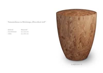 Ein Hocker mit Holzstruktur und nat&uuml;rlichem Finish erg&auml;nzt auf elegante Weise den daneben stehenden Text, der seine Abmessungen und sein Material detailliert beschreibt, und schafft so eine elegante Umgebung, die an heitere Bestattungstraditionen erinnert.