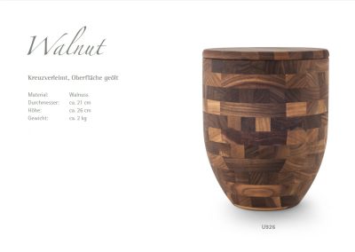 Ein wundersch&ouml;n gearbeiteter Hocker aus Walnussholz mit Schachbrettmuster und abgerundetem Design wird elegant neben einem Text pr&auml;sentiert, der seine Abmessungen und sein Gewicht angibt &ndash; eine subtile Anspielung auf zeitlose Handwerkskunst.