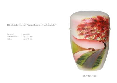 Eine wei&szlig;e Urne mit einem mit Airbrush aufgebrachten roten Baum- und Br&uuml;ckenmotiv, beschriftet in deutscher Sprache mit Angaben zu Abmessungen und Materialien, ideal f&uuml;r eine w&uuml;rdevolle Bestattung.