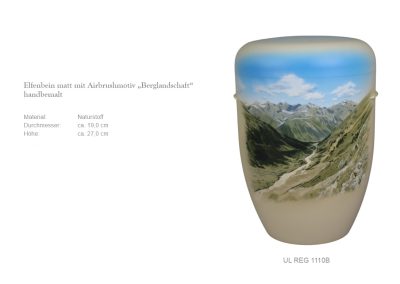 Elfenbeinfarbene Urne mit handgemalter Berglandschaft und bew&ouml;lktem Himmel, perfekt f&uuml;r eine heitere Bestattung.