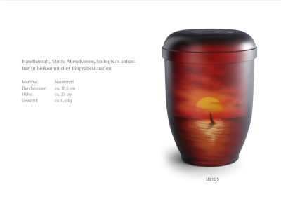 Eine biologisch abbaubare Urne zur Bestattung mit einem handgemalten Sonnenuntergangs- und Segelboot-Design vor einem ruhigen wei&szlig;en Hintergrund.