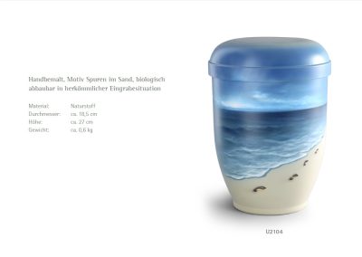 Biologisch abbaubare Urne mit einer gemalten Meeresszene, Fu&szlig;abdr&uuml;cken im Sand und detaillierten Angaben auf der linken Seite. Ideal f&uuml;r eine ruhige Bestattung am Meer.