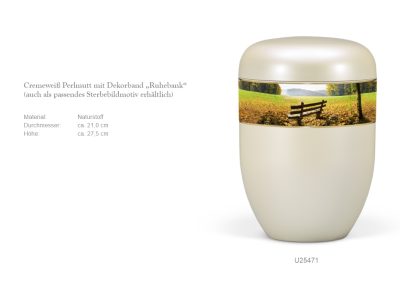 Eine cremefarbene Urne mit dem Motiv &bdquo;Bestattung&ldquo;, geschm&uuml;ckt mit einem dekorativen Band, das eine Szene mit einer l&auml;ndlichen Bank sowie Produktdetails zeigt.