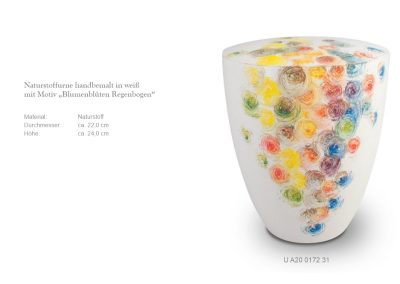 Eine handbemalte wei&szlig;e Vase, verziert mit lebendigen Spiralmustern und einem deutschen Text, der die Handwerkskunst detailliert beschreibt, bietet eine elegante M&ouml;glichkeit f&uuml;r eine geschmackvolle Bestattung.