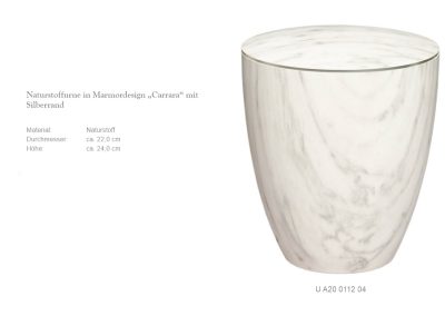 Dieser Hocker im Marmordesign mit silbernem Rand strahlt eine elegante Schlichtheit aus, die an feierliche Bestattungszeremonien erinnert. Pr&auml;sentiert auf einem makellos wei&szlig;en Hintergrund verleiht er jedem Raum einen Hauch von Raffinesse.
