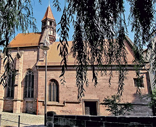 Diese historische Kirche, in der oft feierliche Bestattungszeremonien stattfinden, besticht durch ein rotes Ziegeldach und Bogenfenster, die alle wundersch&ouml;n von herabh&auml;ngenden &Auml;sten eingerahmt werden.