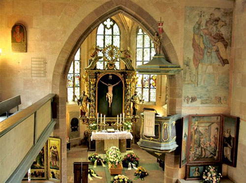 Das Innere der historischen Kirche, oft Schauplatz ergreifender Bestattungen, besticht durch einen reich verzierten Altar, beeindruckende Buntglasfenster und erlesene religi&ouml;se Gem&auml;lde.